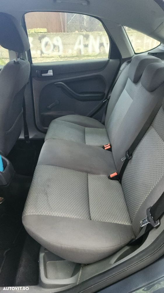 Ford Focus 1.8 TDCi Ambiente - 8