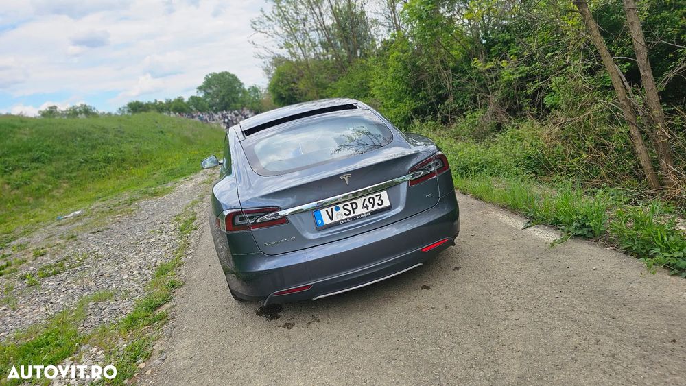 Tesla Model S - 3