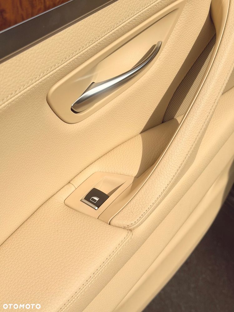 BMW Seria 5 525d - 28