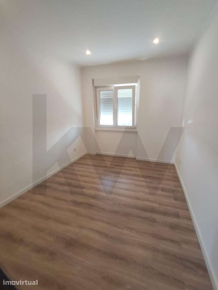 APARTAMENTO T2 TOTALMENTE REMODELADO COM LOGRADOURO – CRUZ DE PAU - Grande imagem: 5/14