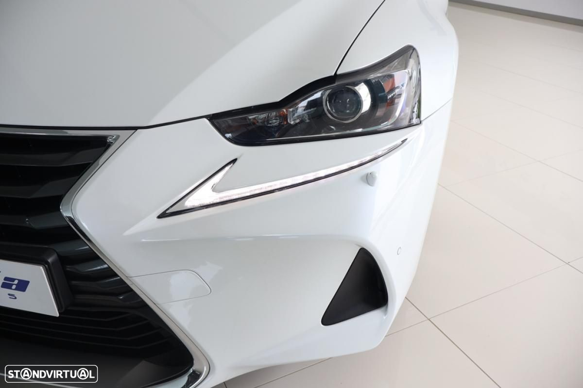 Lexus IS 300H - 40