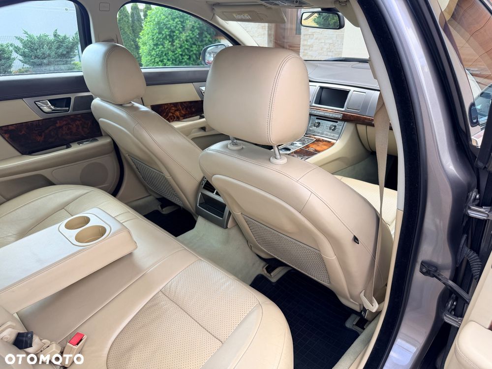 Jaguar XF 2.7 V6 Premium Luxury - 24