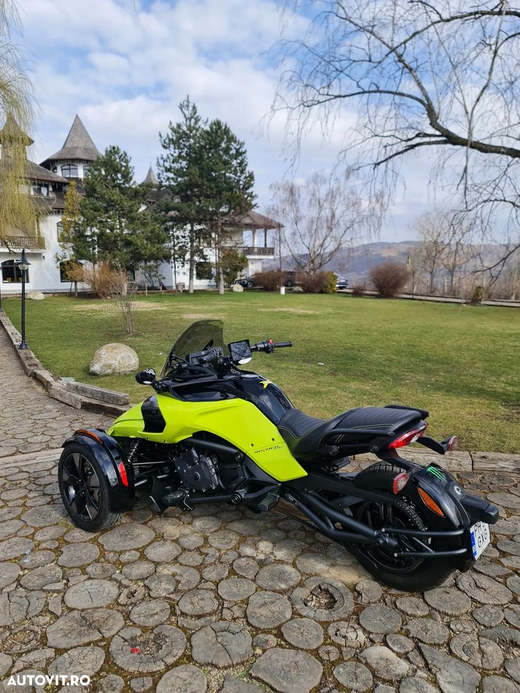 Can-Am Spyder - 24