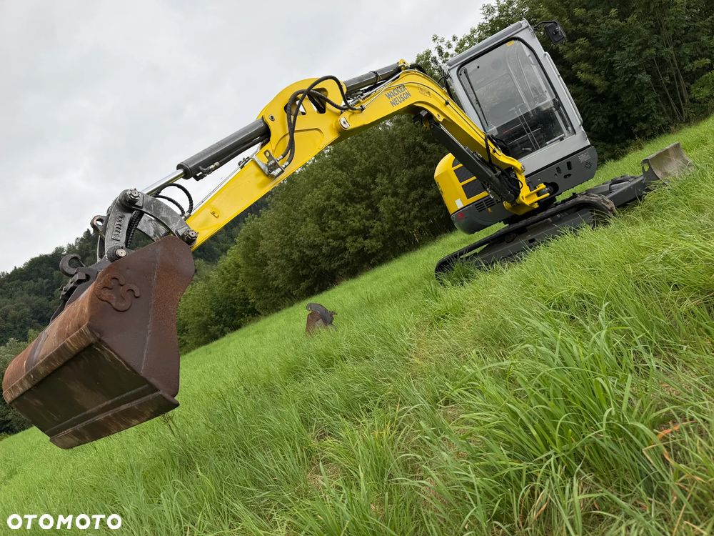 Wacker Neuson EZ38 koparka Gąsienicowa 4 tony. 2018 rok. Maszyna jak nowa 1600mtg.  Aktualna DEKRA BMWT 2026r. dodatkowa linia Hydrauliczna. Zamki na tłokach. Szybko-złącze Hydrauliczne. zmiana łyżek bez wychodzenia z Kabiny! Ani deka luzów wycieków. Okazja! 2 łyżki Oryginalne skandynawskiego typu. Yanmar silnik. Maszyna z Norwegii z Gospodarstwa Aktualna Dokumentacja! ani deka luzów i wycieków! OKAZJA Linia Hydr. Plus. Długie ramię PLUS. Oświetlenie LED. Gąski bardzo ładne. Wielka Okazja! Pełne sterowanie z dżojstików!! - 2