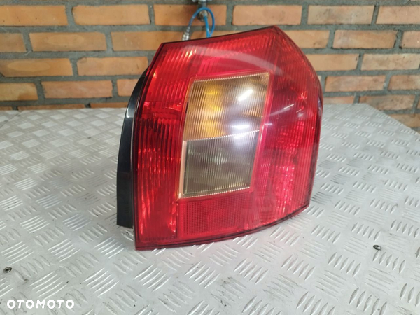 LAMPA PRAWA TYŁ TOYOTA COROLLA E12 5D HB 02R