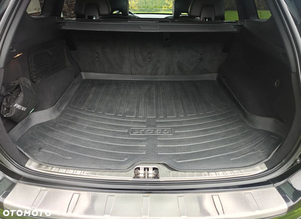 Volvo XC 60 D4 AWD R-Design Momentum - 17
