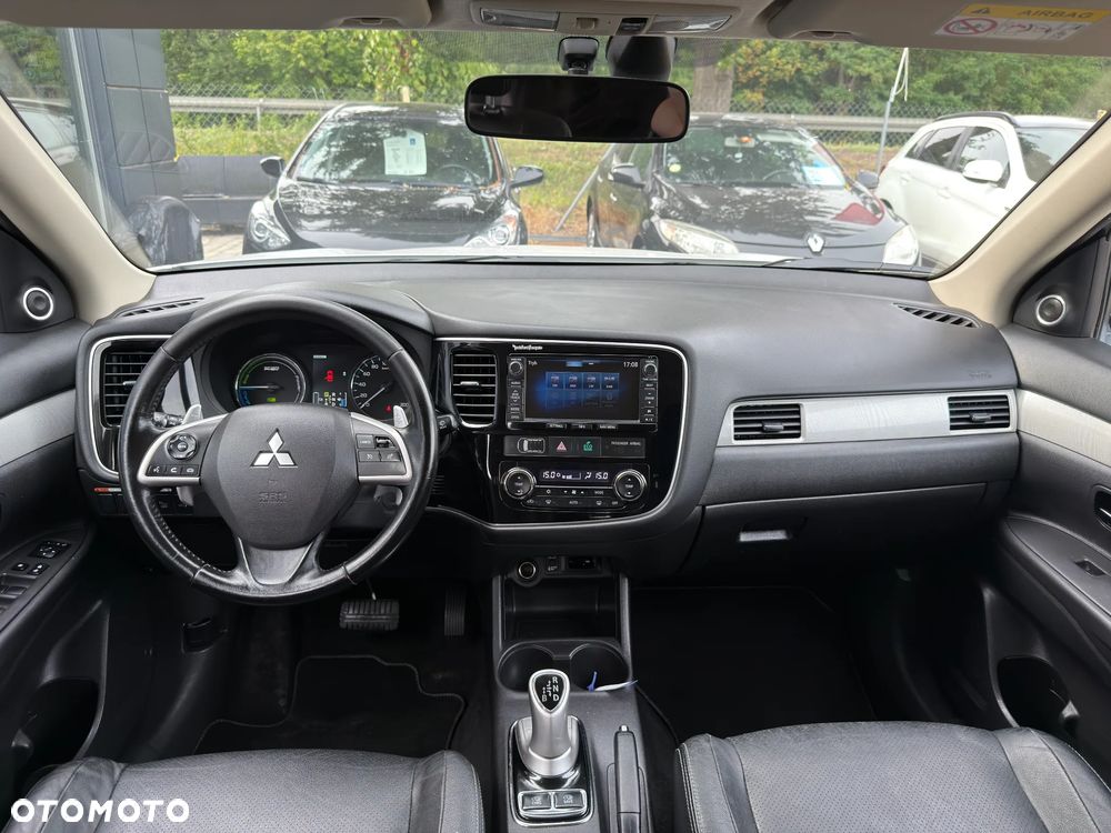 Mitsubishi Outlander Instyle NAVI + - 23