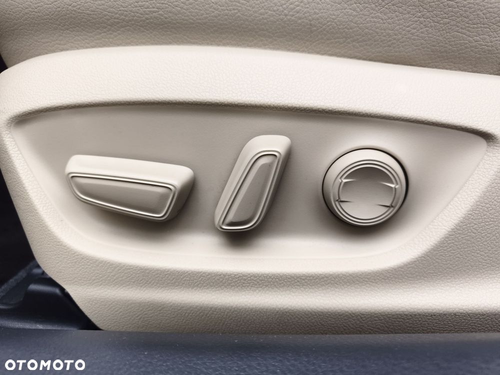 Toyota Camry 2.5 Hybrid Executive CVT - 27