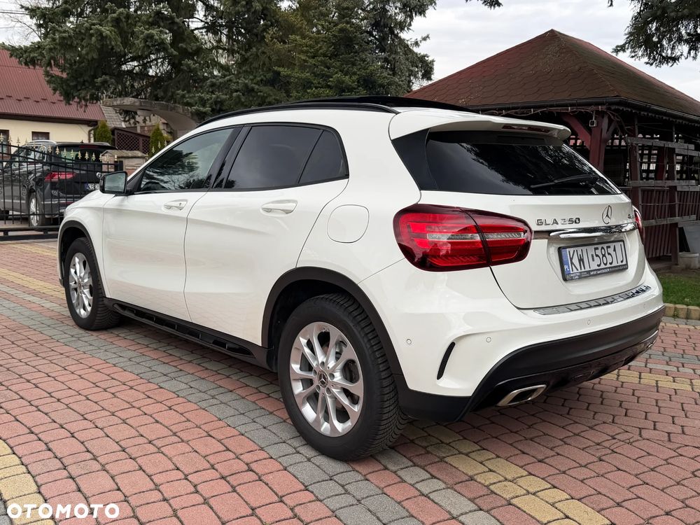 Mercedes-Benz GLA 250 4Matic 7G-DCT AMG Line - 10