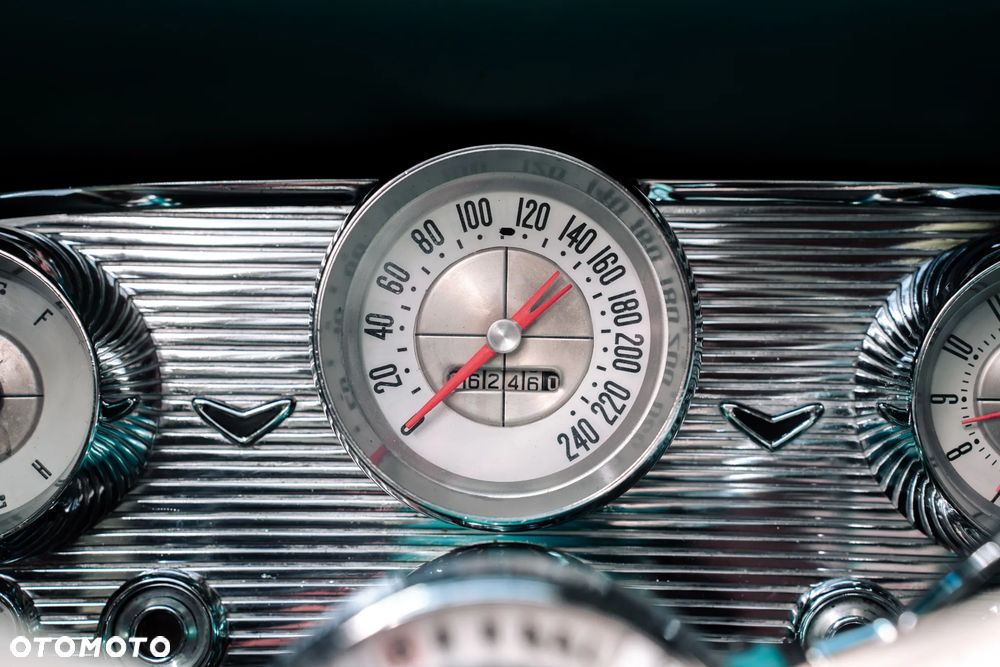 Ford Thunderbird - 32