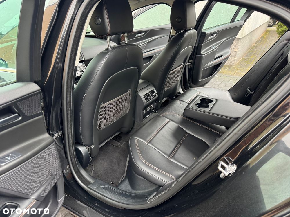 Jaguar XE 2.0 D Prestige - 24