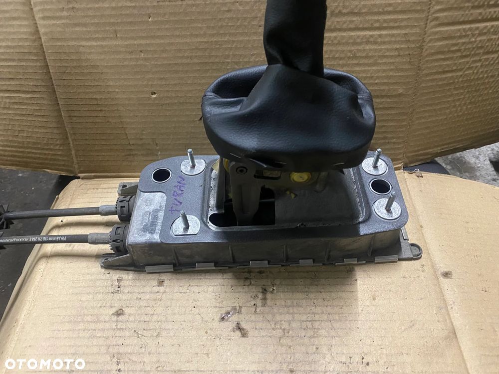 MIESZEK DŻWIGNIA LEWAREK ZMIANY BIEGÓW VOLKSWAGEN TOURAN I 1K0711061A - 5