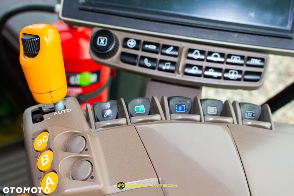 John Deere 6215R - 11