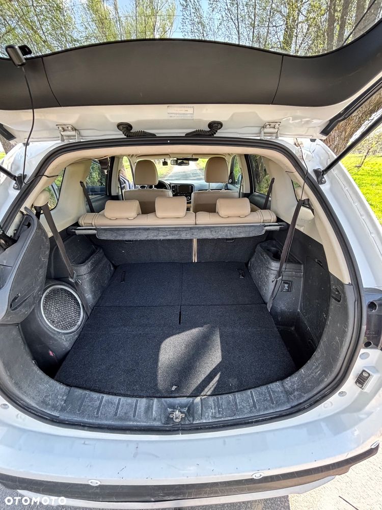 Mitsubishi Outlander 2.0 Instyle Navi 4WD CVT - 23