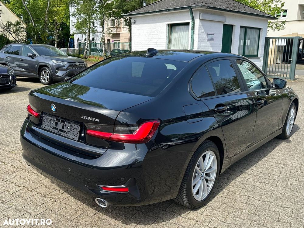 BMW Seria 3 330e Aut. Sport Line - 12