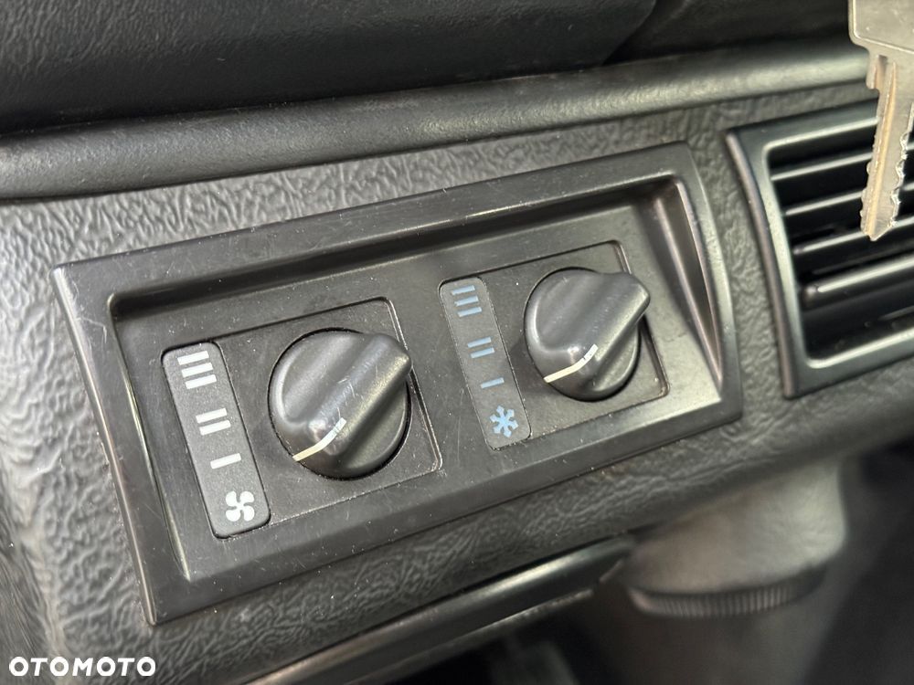 Land Rover Defender 2.5 TDI - 16