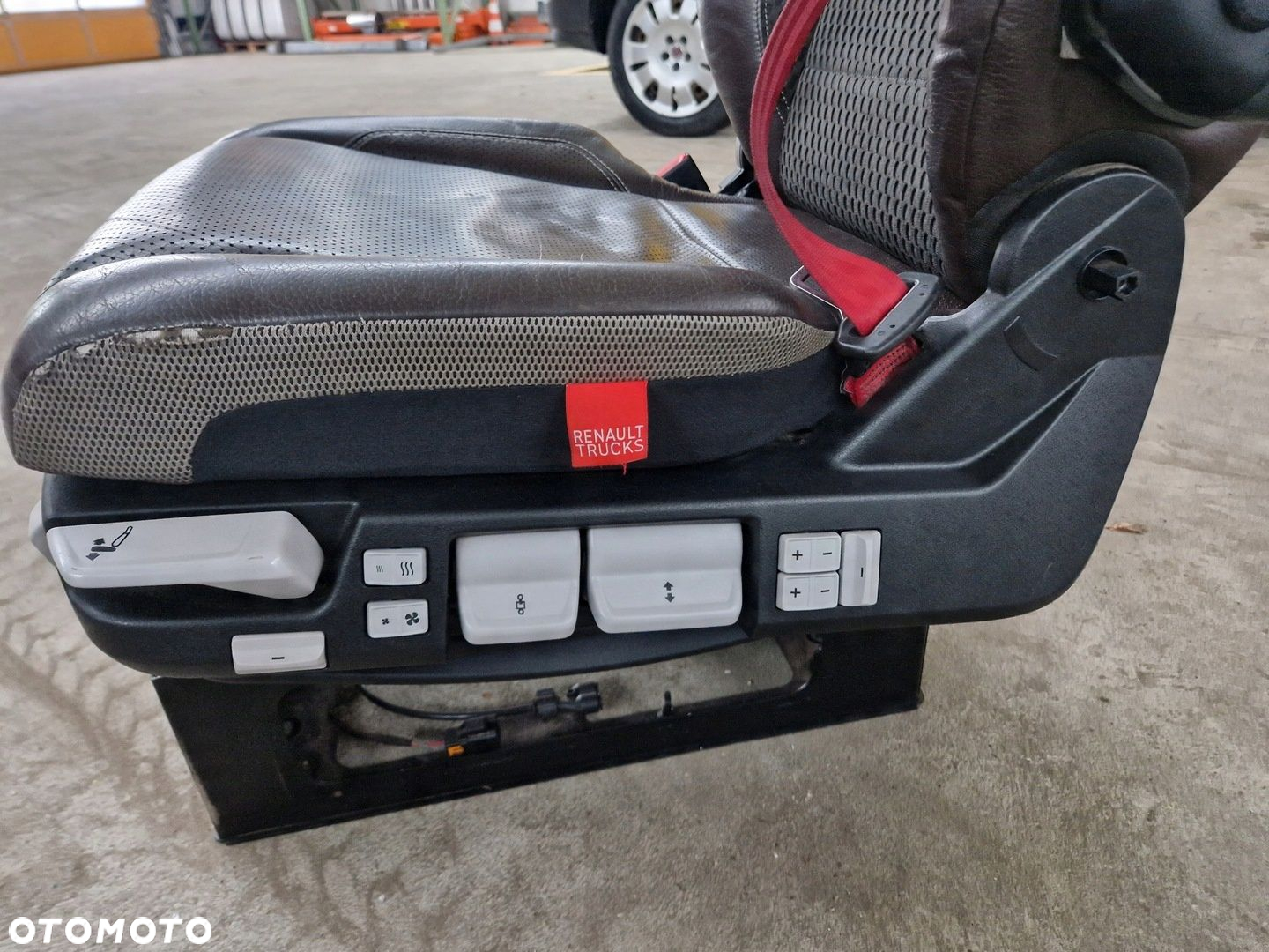 FOTEL SIEDZENIE KIEROWCY SKÓRA RENAULT GAMA T C K - 4