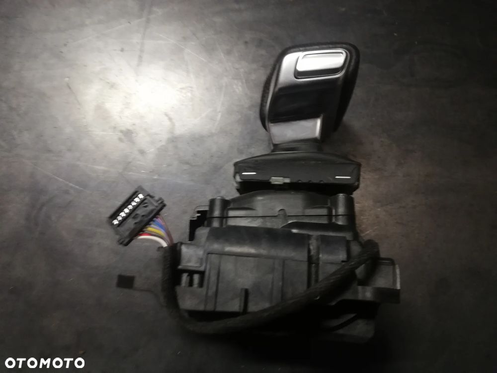 AUDI A4 B9 LEWAREK WYBIERAK BIEGÓW 8W2713041G - 2