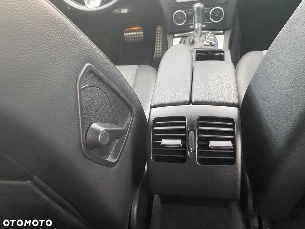 Mercedes-Benz Klasa C 180 CGI Automatik BlueEFFICIENCY Avantgarde - 32