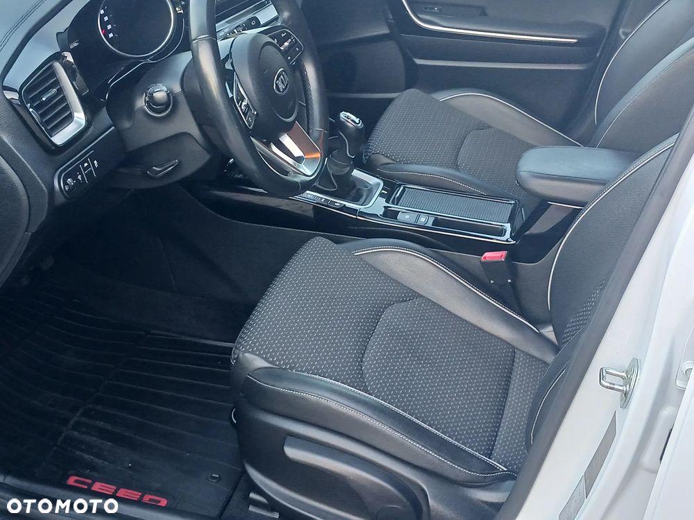 Kia Ceed 1.6 CRDi mHEV L Business Line - 8