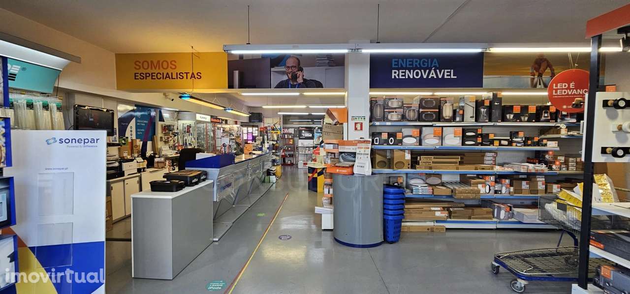Loja Santo António dos Cavaleiros com 349,90m2 útil e 4 lugares de ... - Grande imagem: 2/23