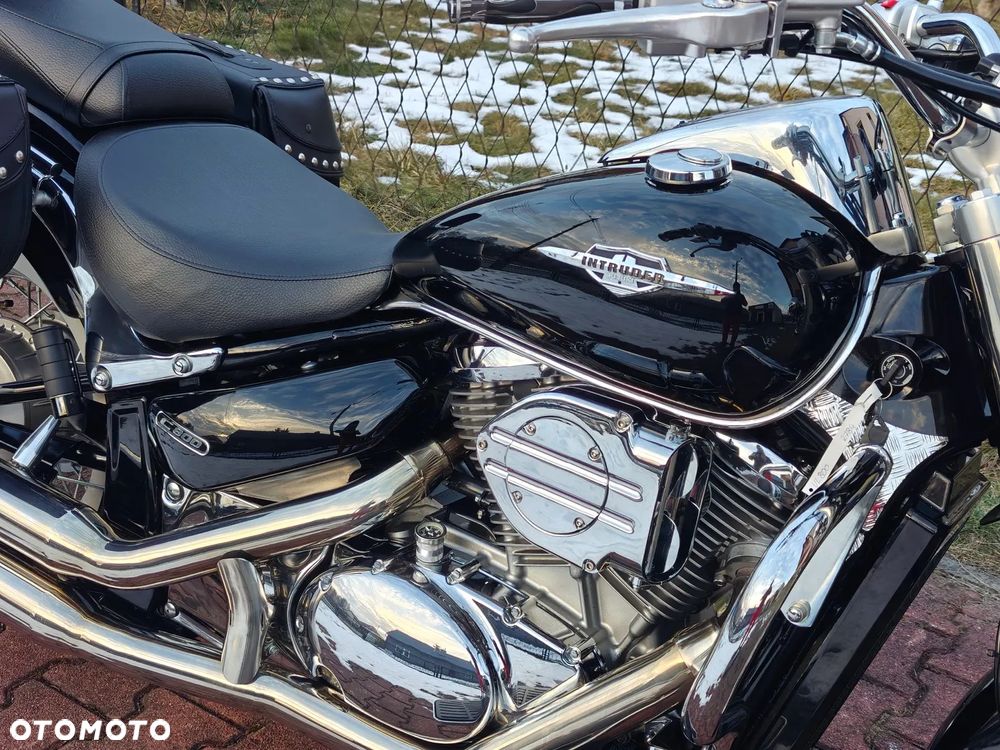 Suzuki Intruder - 12