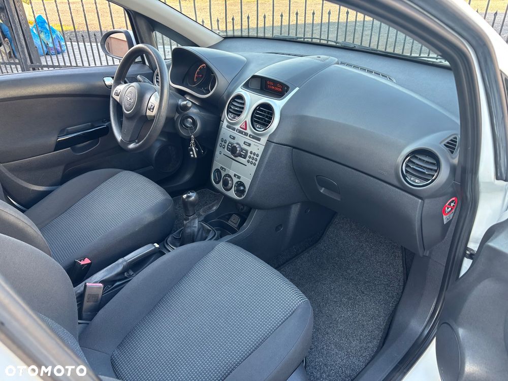 Opel Corsa 1.2 16V Essentia - 18