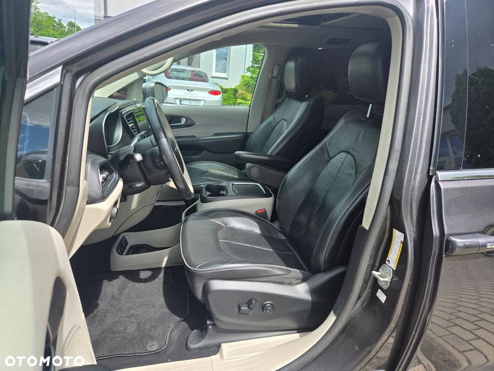 Chrysler Pacifica - 11