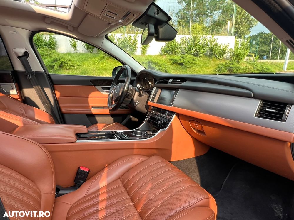 Jaguar XF 20d AWD Portfolio - 18