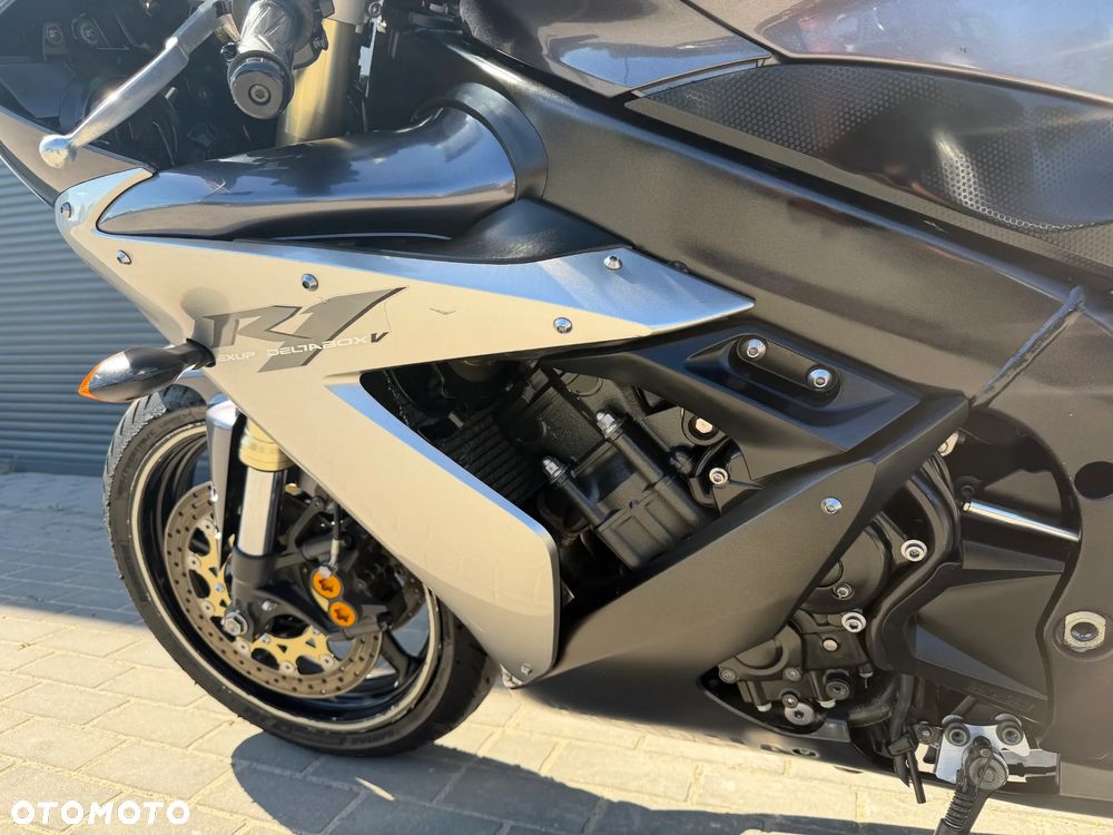 Yamaha R1 - 18