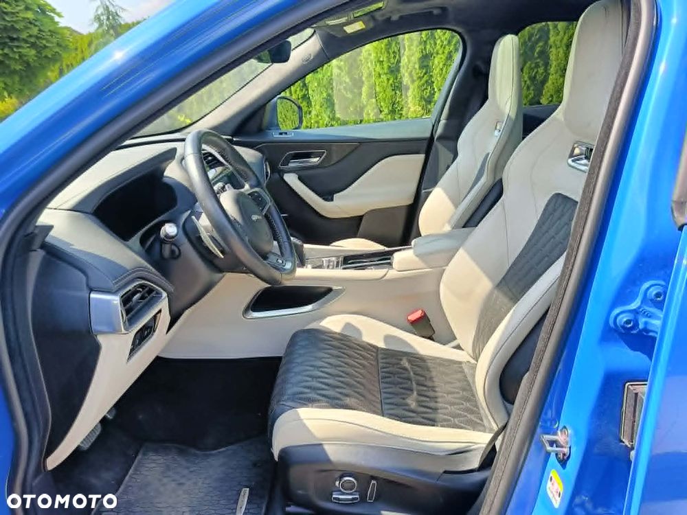 Jaguar F-Pace P550 AWD SVR - 12