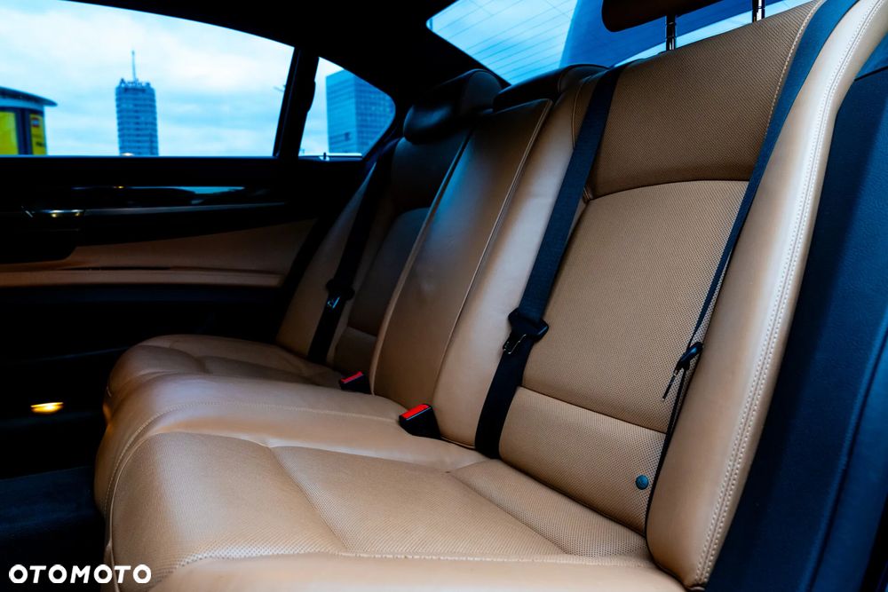 BMW Seria 7 750Li xDrive - 13