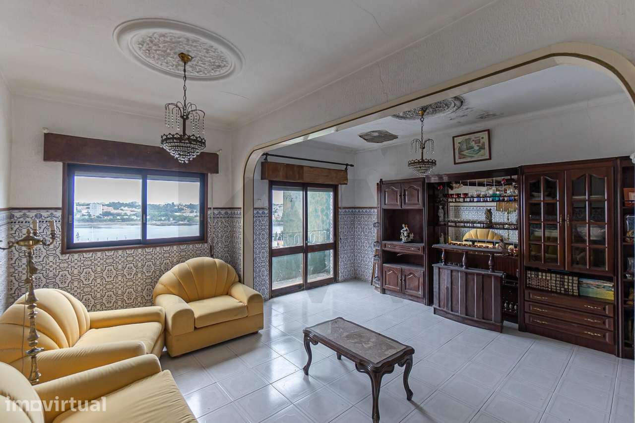 Oportunidade Única: Prédio/Moradia com 3 pisos - Lote de 375 m2 na Afu - Grande imagem: 3/48