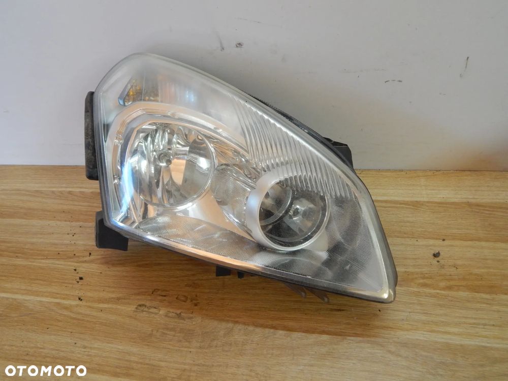 Lampa przód prawy Nissan Qashqai J10  07-11 Europa Łuków części