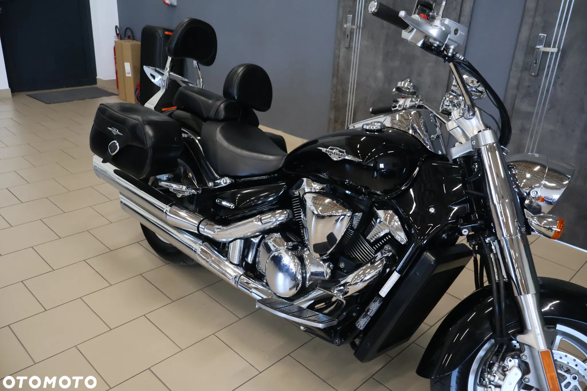 Suzuki Intruder - 13