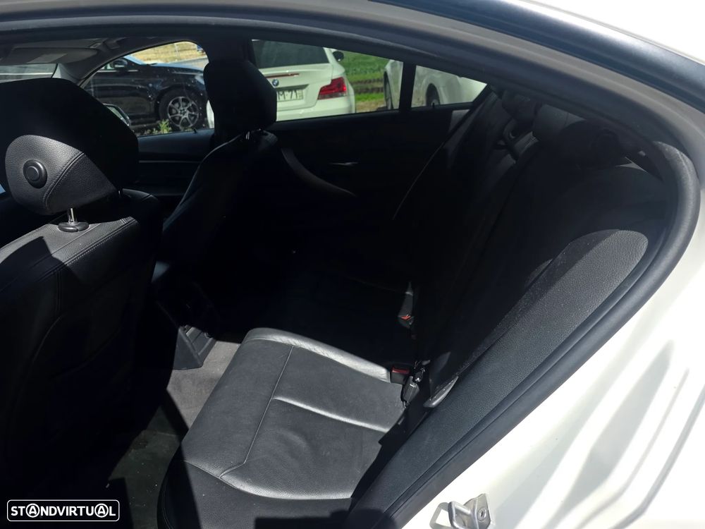 BMW 318 d Sport Line - 12