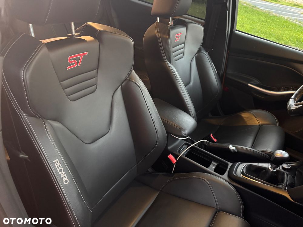 Ford Focus 2.0 EcoBoost ST - 32