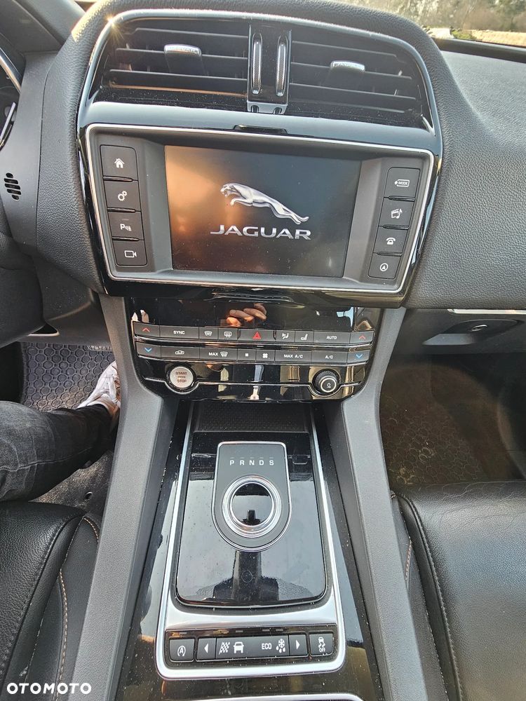 Jaguar F-Pace 2.0 i4D AWD Prestige - 12