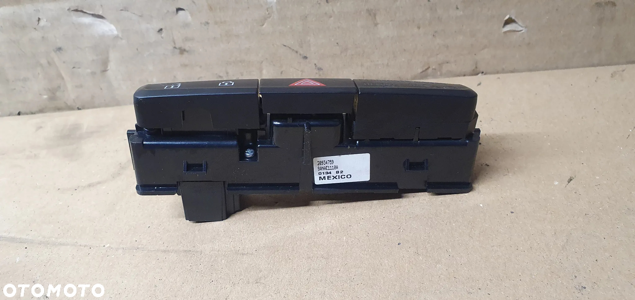 Włącznik awaryjnych centralnego zamka Opel Zafira C 20934759 - 3