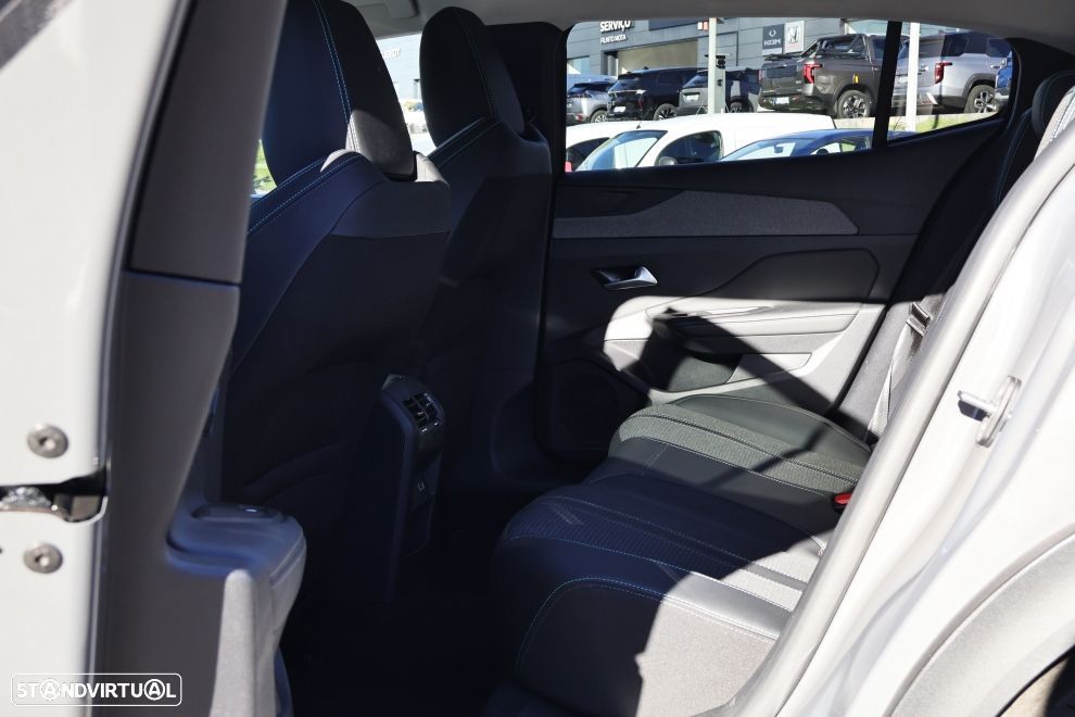 Peugeot 408 1.6 Hybrid Allure e-EAT8 - 18