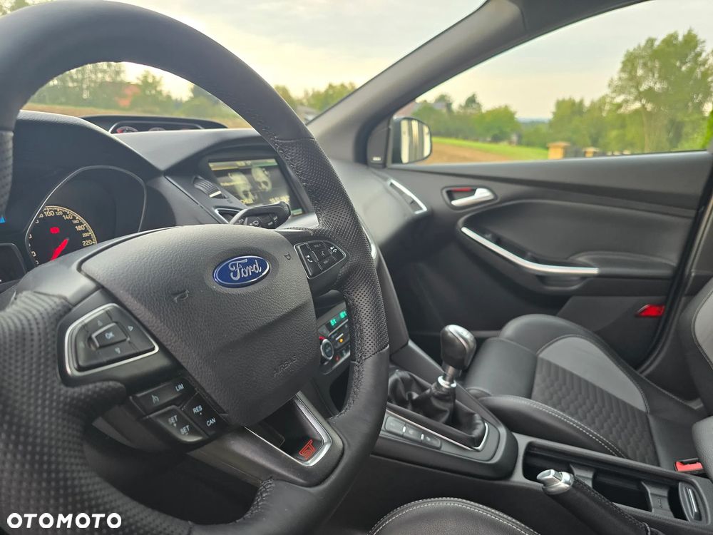Ford Focus 2.0 EcoBoost ST mit Leder-Sport-Paket - 16