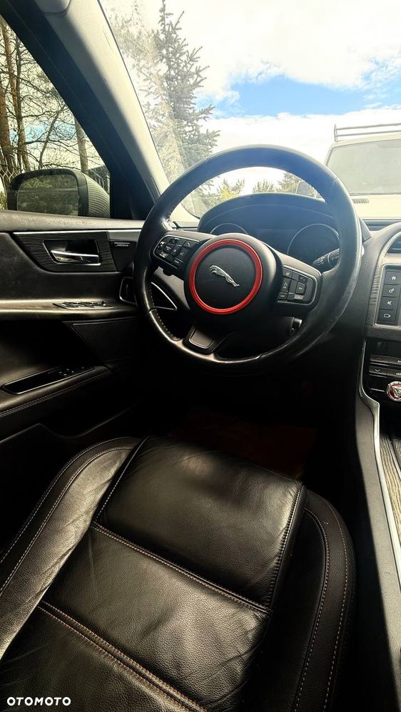Jaguar XE 2.0 T Prestige - 4