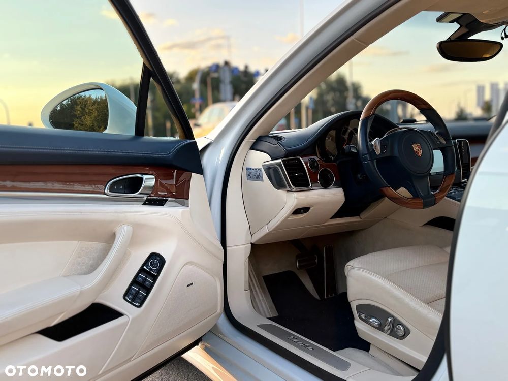 Porsche Panamera Turbo PDK - 13