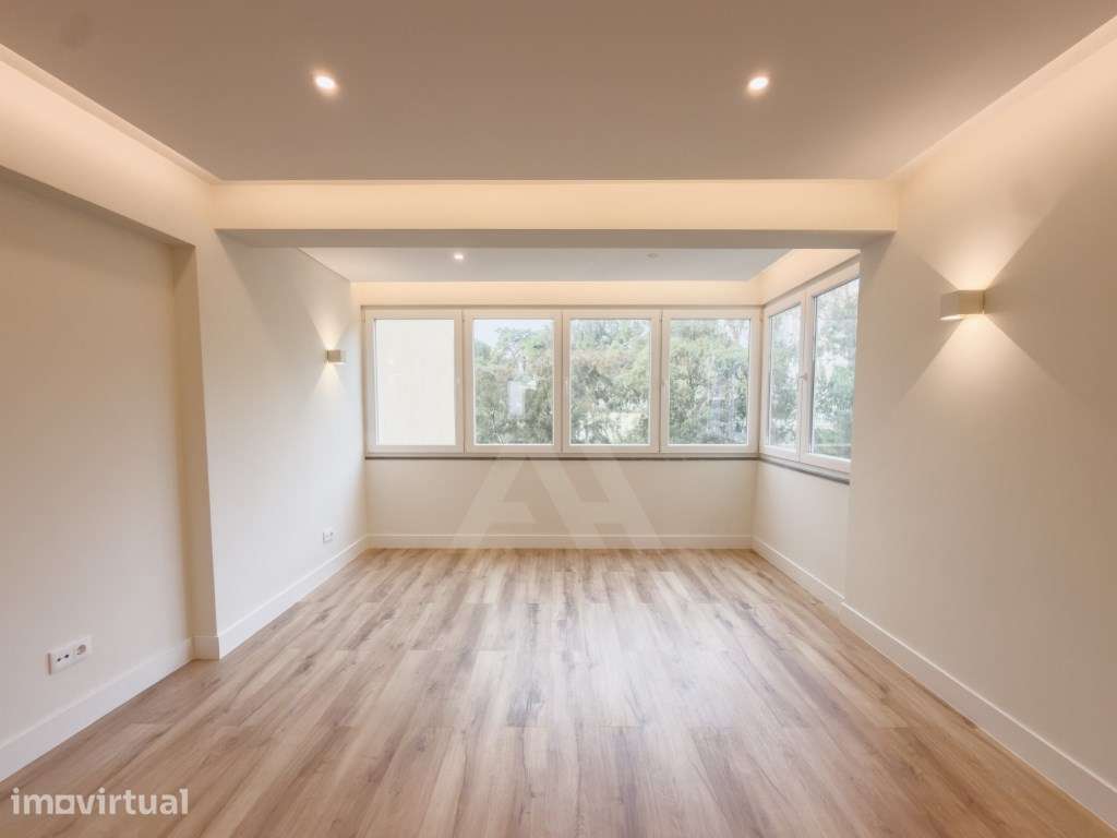 Apartamento T2 renovado no Estoril com 72 m² e ótima localização. - Grande imagem: 4/25