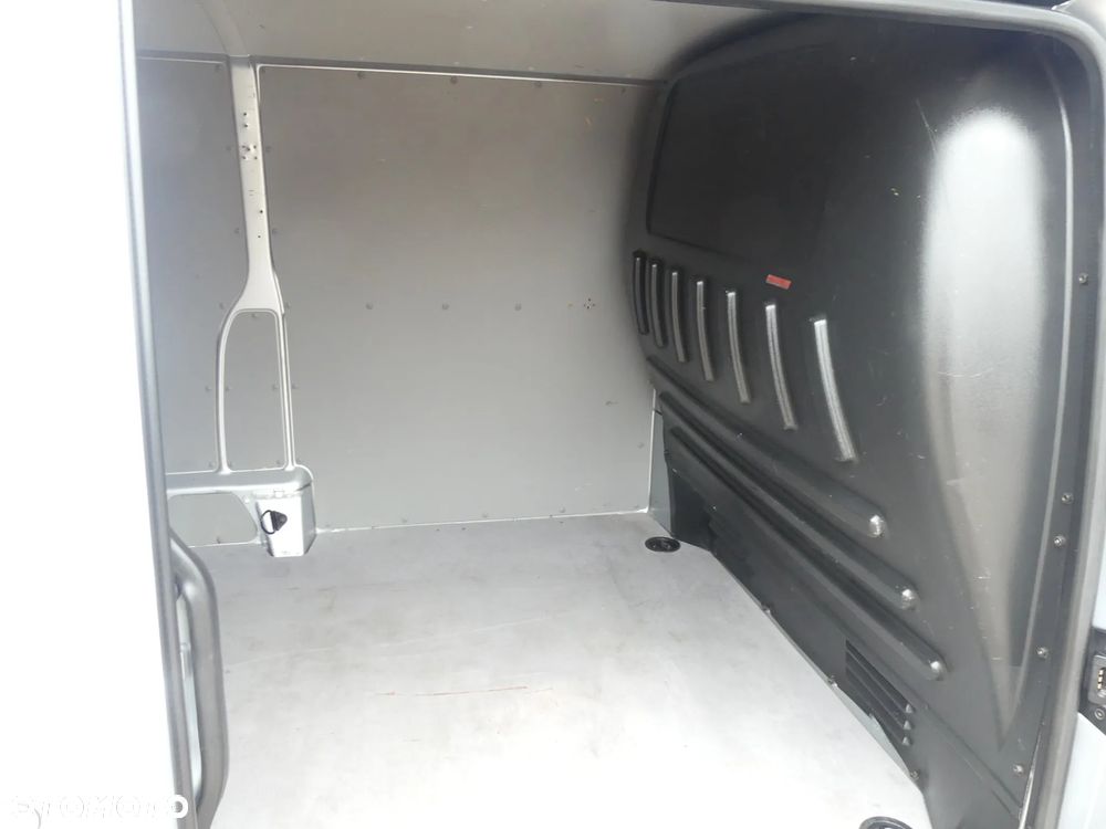 Volkswagen Transporter - 11