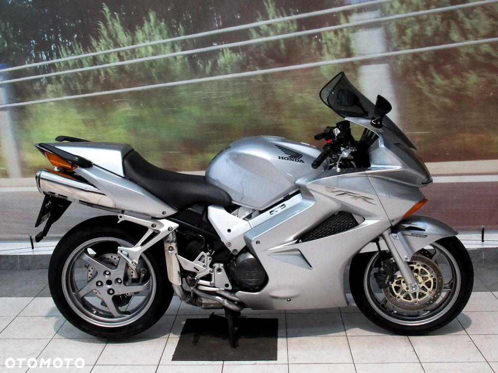 Honda VFR - 4