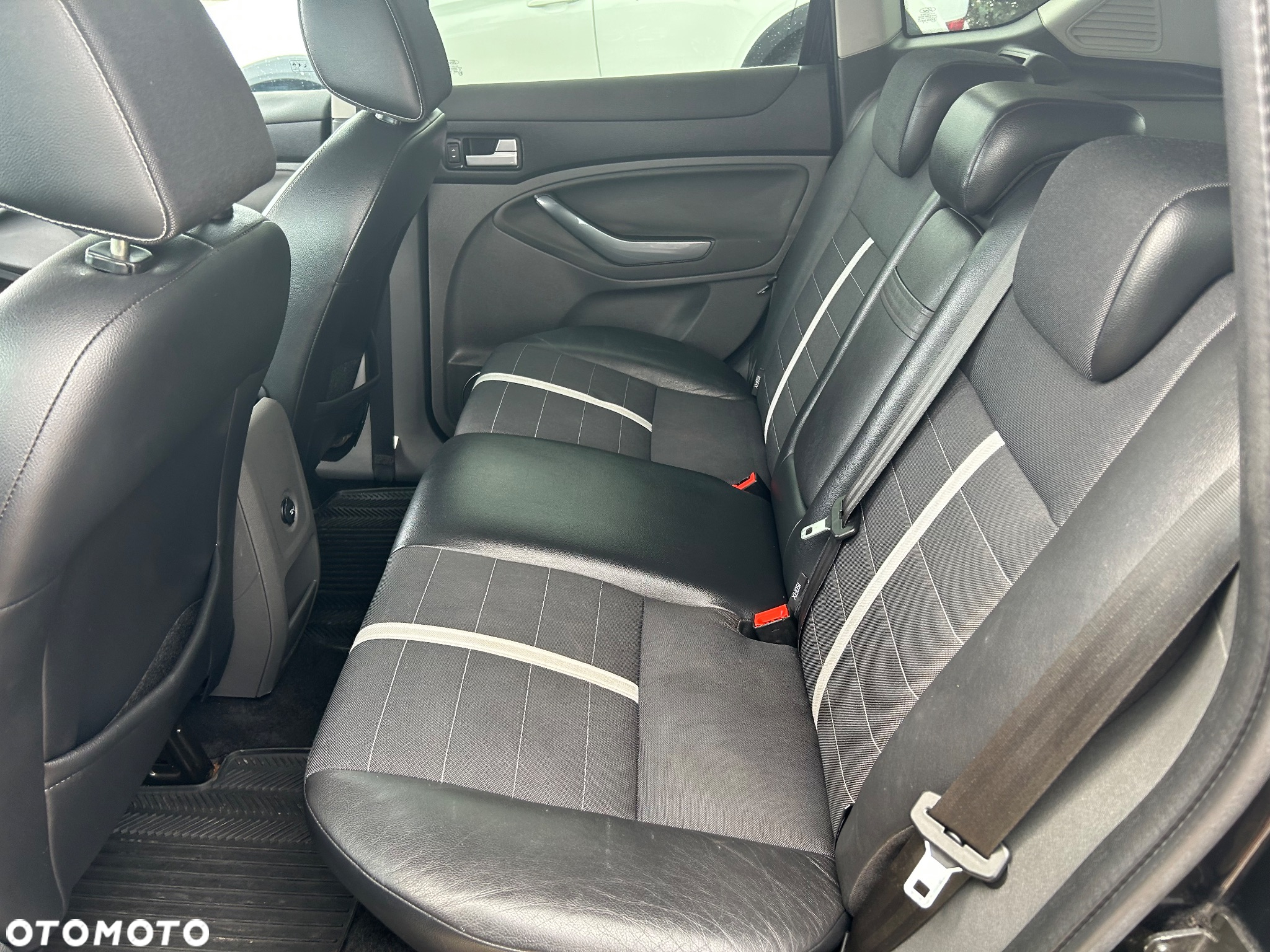 Ford Kuga 2.0 TDCi 2x4 Titanium - 10