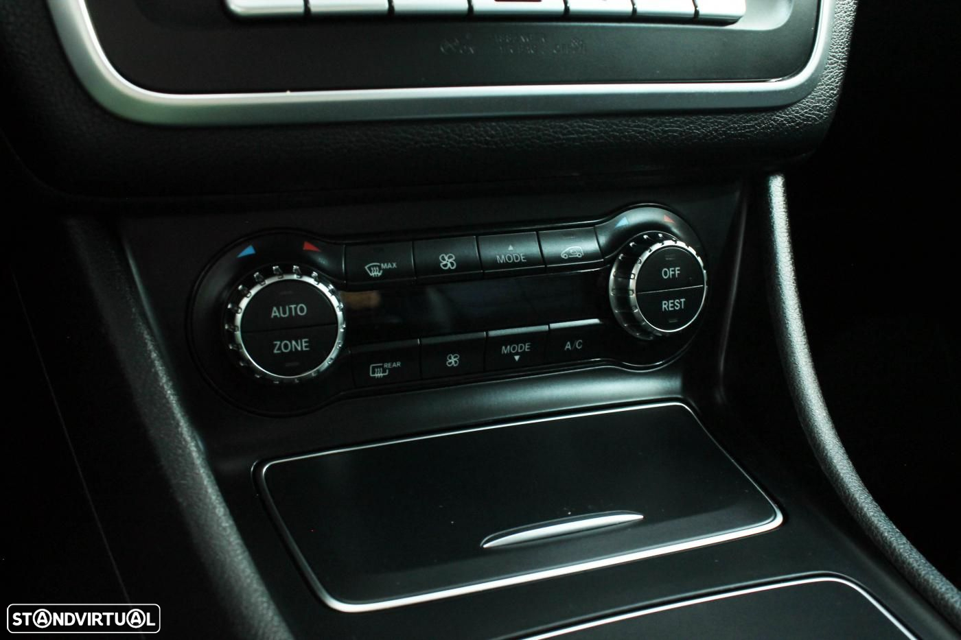Mercedes-Benz GLA 180 d 7G-DCT - 24