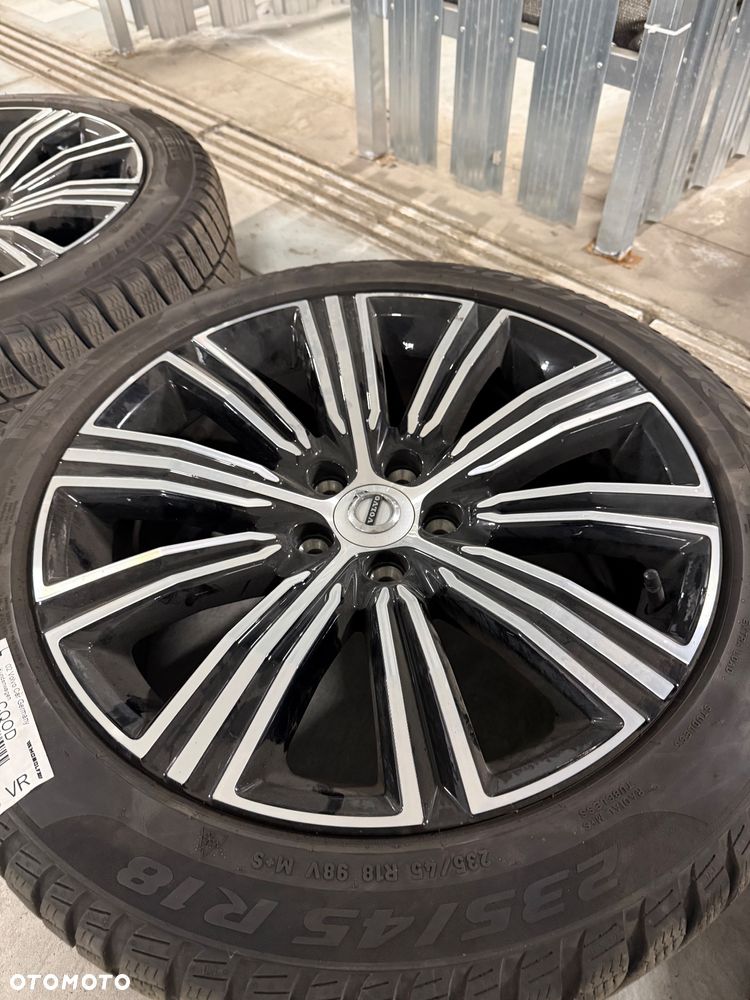 4x Oryginalna felgę Volvo z oponą Pirelli Winter Sottozero 3 235/45 R1 - 8