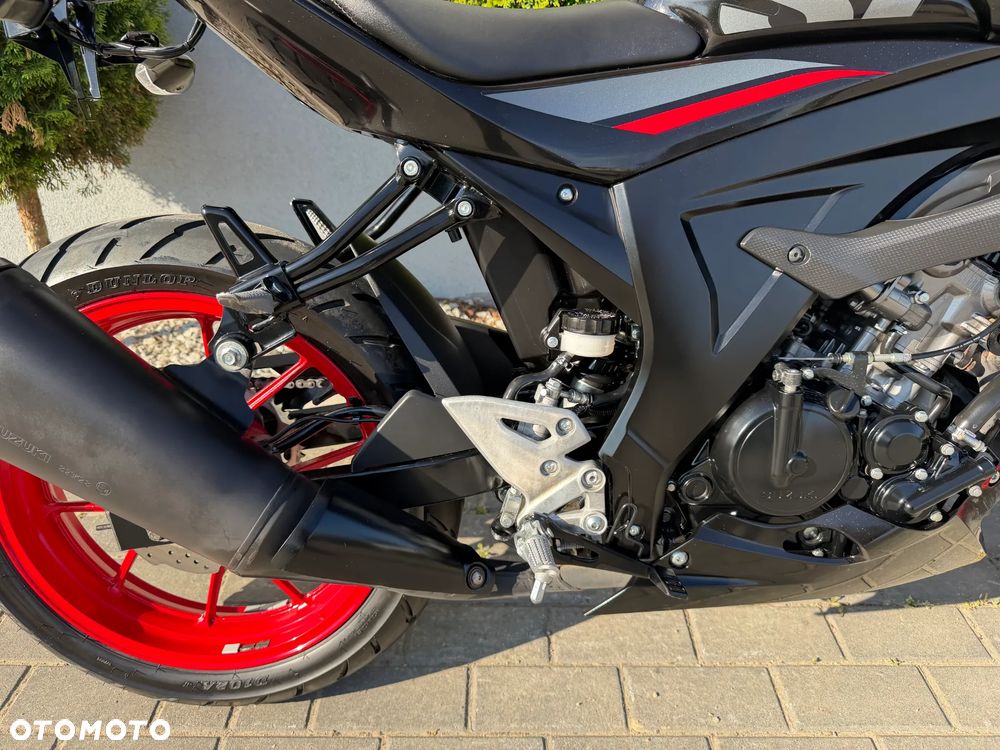 Suzuki GSX - 16